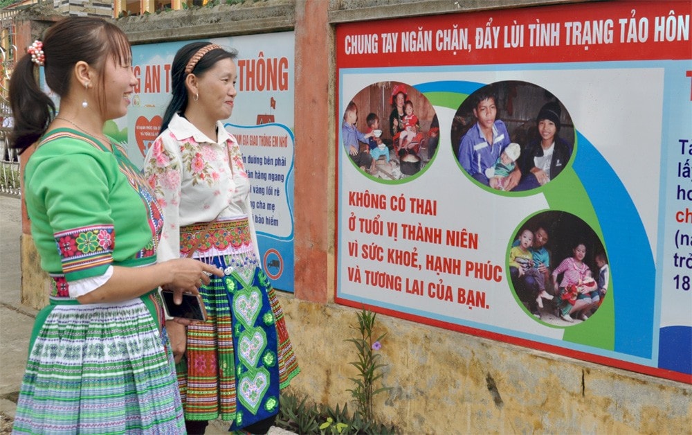 Pano tuyên truyền về tảo hôn, hôn nhân cận huyết tại xã Hồng Ca, huyện Trấn Yên, tỉnh Yên Bái. Ảnh: An An