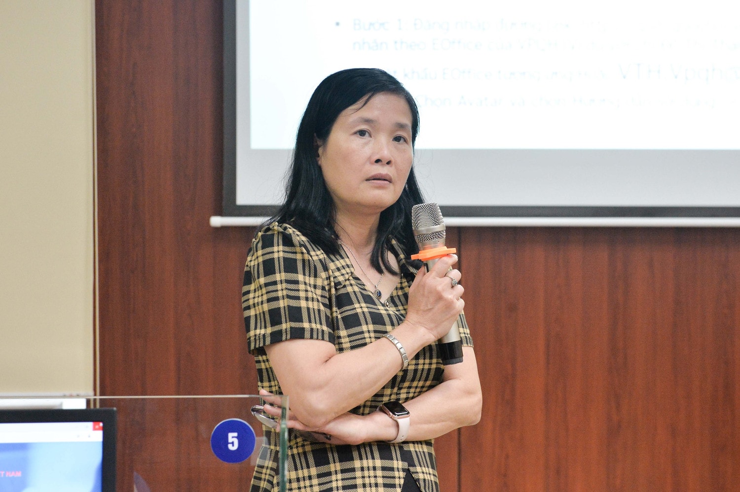 pho-vu-truong-vu-tin-hoc-pham-le-hang-3232.jpg