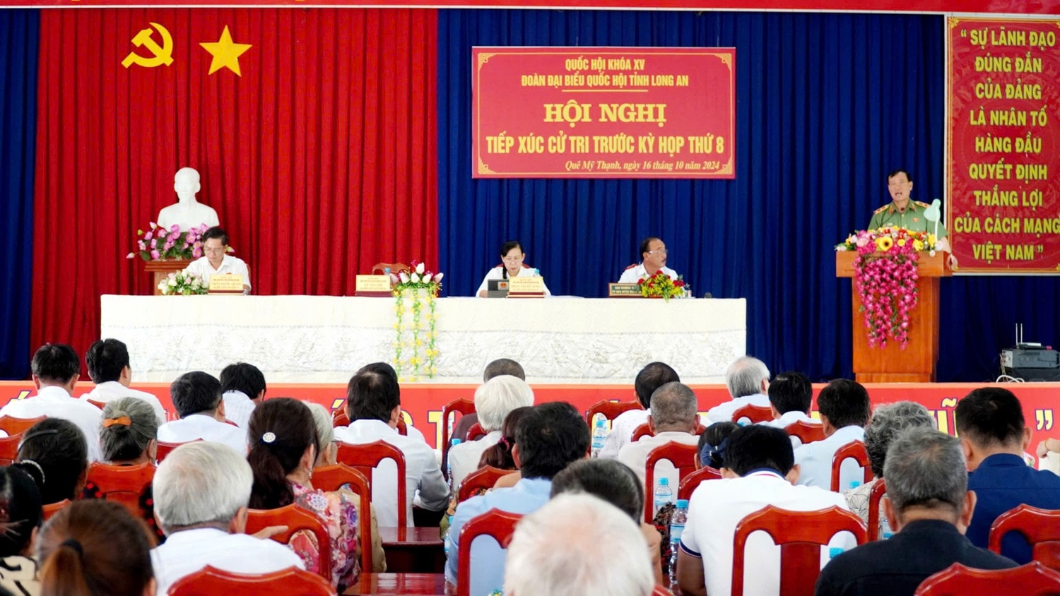 Quang cảnh cuộc tiếp xúc cử tri