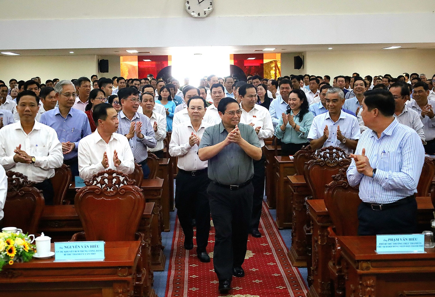 thu-tuong-chinh-phu-voi-cac-cu-tri-thanh-pho-can-tho-6540.jpg