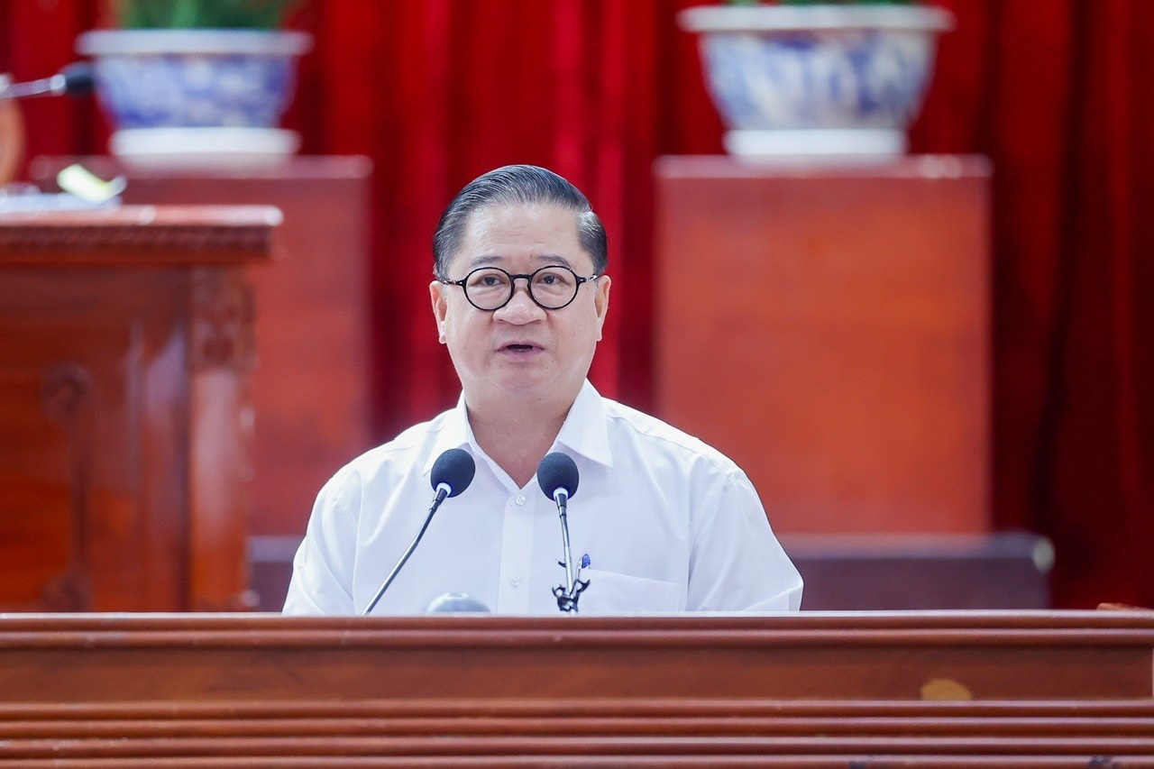 Chủ tịch UBND TP. Cần Thơ Trần Việt Trường trả lời các câu hỏi của cử tri thuộc thẩm quyền thành phố