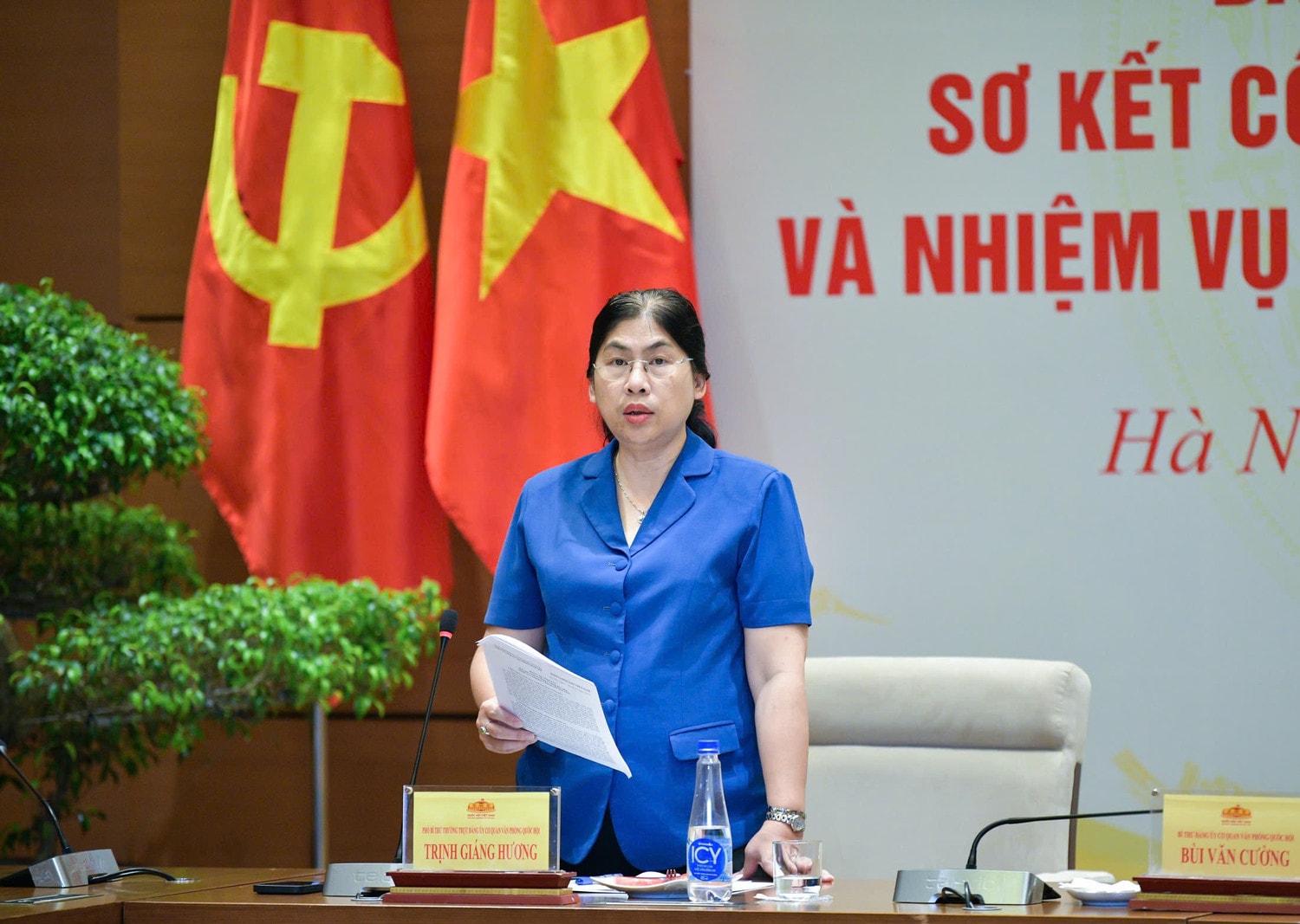 Phó Bí thư Thường trực Đảng ủy Cơ quan VPQH Trịnh Giáng Hương báo cáo