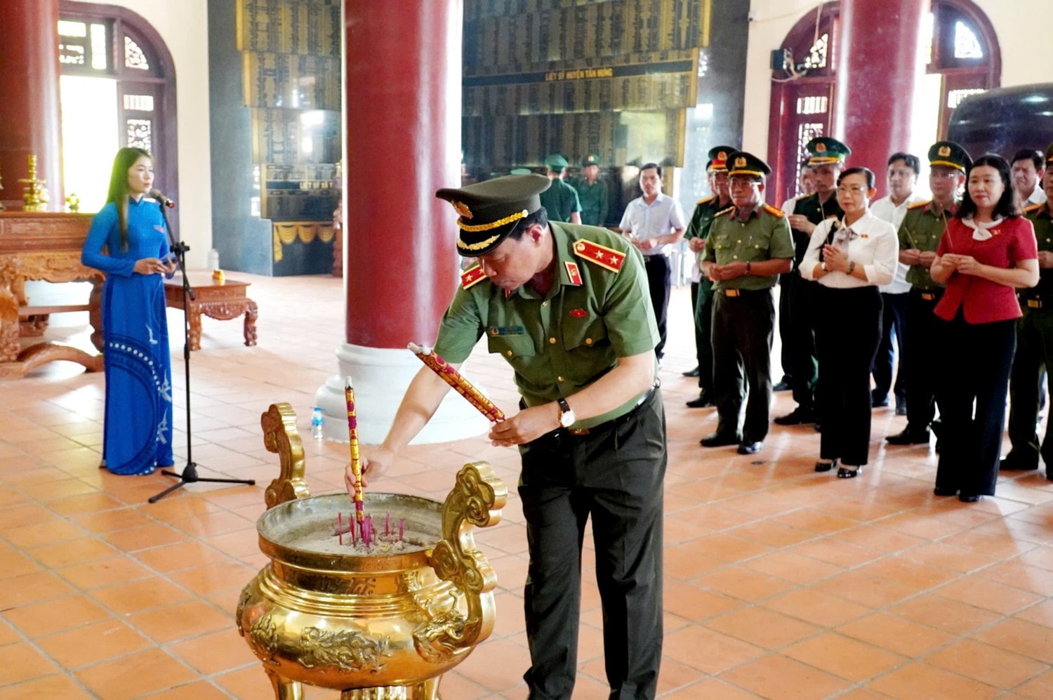Chủ nhiệm Ủy ban Quốc phòng và An ninh, Trung tướng Lê Tấn Tới dâng hương tại Khu tích Lch sử Quốc gia khu vực Đồn Long Khốt, xã Thái Bình Trung, huyện Vĩnh Hưng, tỉnh Long An