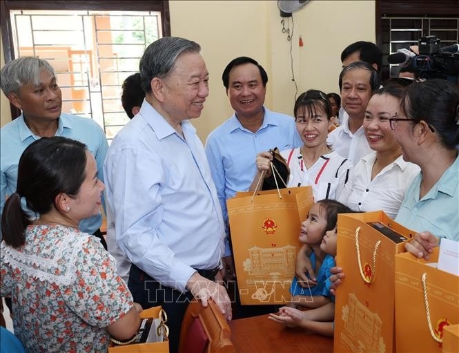 Tổng Bí thư, Chủ tịch nước Tô Lâm tặng quà, động viên nhân dân huyện đảo Cồn Cỏ, tỉnh Quảng Trị. Ảnh: Lâm Khánh/TTXVN