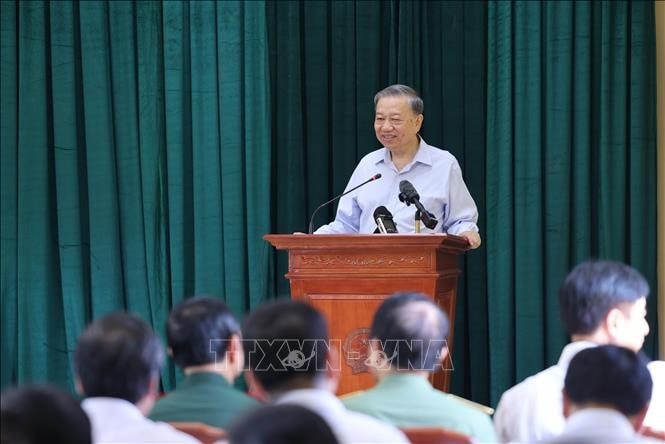 Tổng Bí thư, Chủ tịch nước Tô Lâm nói chuyện với nhân dân huyện đảo Cồn Cỏ, tỉnh Quảng Trị. Ảnh: Lâm Khánh/TTXVN
