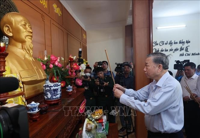 Tổng Bí thư, Chủ tịch nước Tô Lâm cùng đoàn công tác Trung ương dâng hương tưởng nhớ Chủ tịch Hồ Chí Minh tại Nhà tưởng niệm Bác Hồ ở huyện đảo Cồn Cỏ, tỉnh Quảng Trị. Ảnh: Lâm Khánh/TTXVN