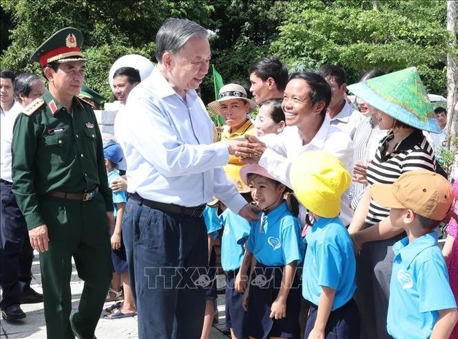 Tổng Bí thư, Chủ tịch nước Tô Lâm thăm hỏi nhân dân huyện đảo Cồn Cỏ, tỉnh Quảng Trị. Ảnh: Lâm Khánh/TTXVN