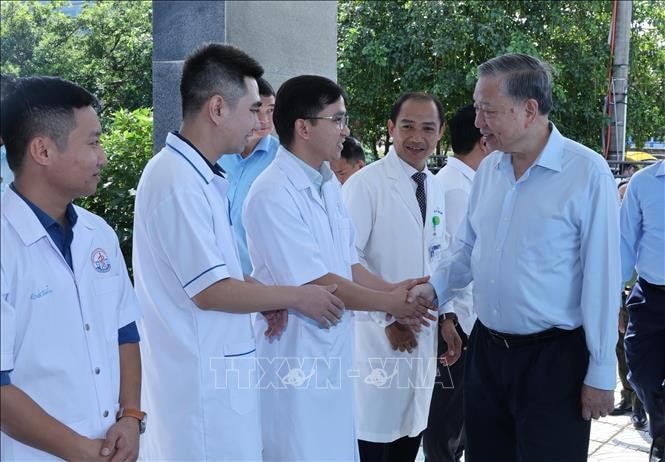 Tổng Bí thư, Chủ tịch nước Tô Lâm thăm Trung tâm Y tế huyện đảo Cồn Cỏ, tỉnh Quảng Trị. Ảnh: Lâm Khánh/TTXVN