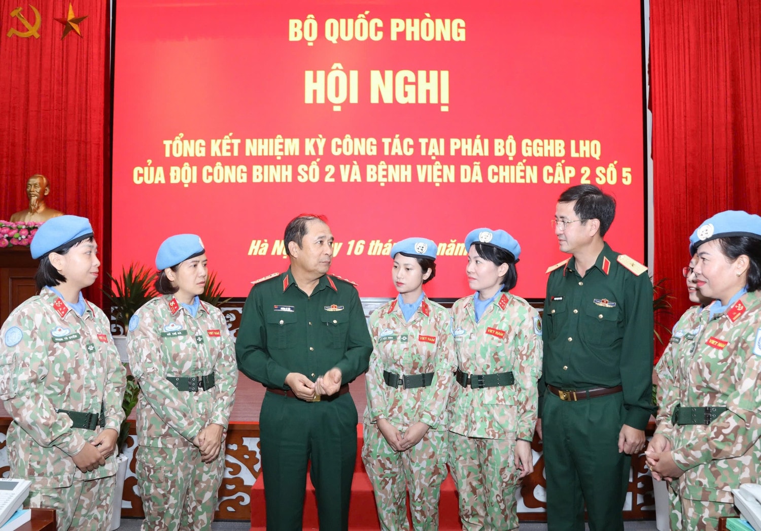 Phó Tổng Tham mưu trưởng Quân đội Nhân dân Việt Nam, Thượng tướng Phùng Sĩ Tấn và các đại biểu dự hội nghị