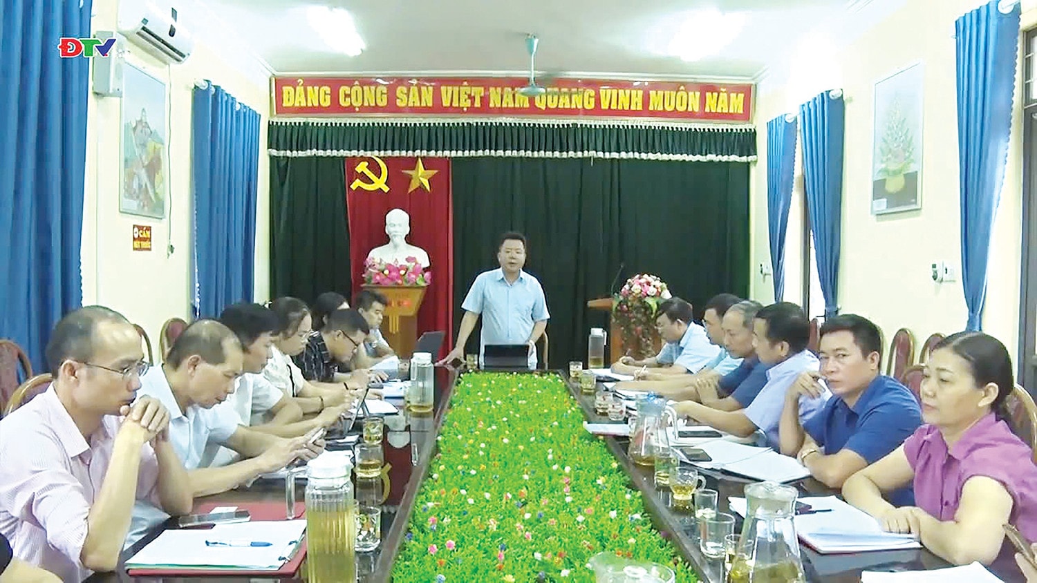 Thường trực HĐND huyện giám sát việc thực hiện các chính sách pháp luật về an sinh xã hội. Ảnh: Thu Phương
