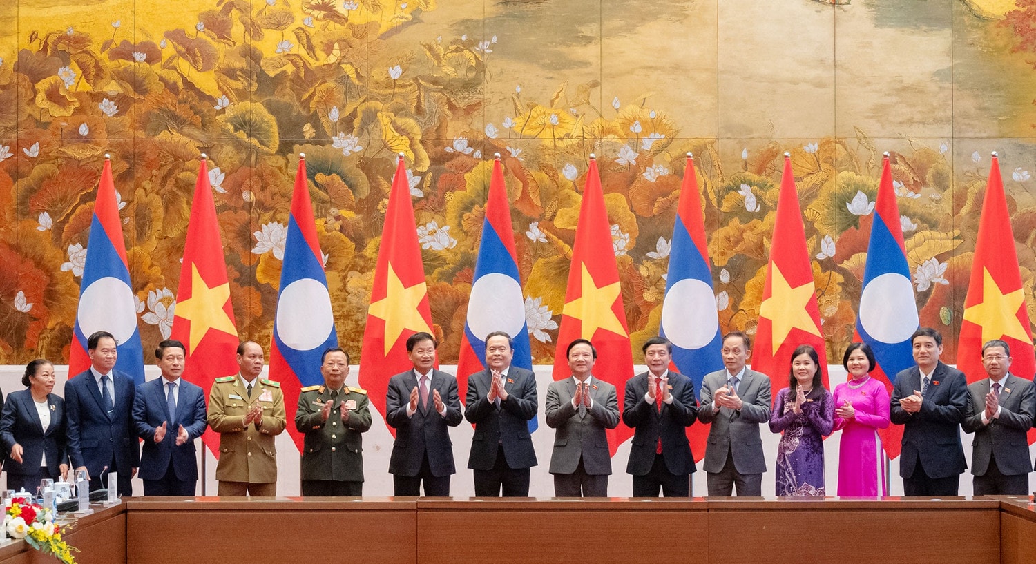 Chủ tịch Quốc hội Trần Thanh Mẫn và Tổng Bí thư, Chủ tịch nước Lào Thongloun Sisoulith cùng các đại biểu chụp ảnh lưu niệm, ngày 11.9.2024. Ảnh: Lâm Hiển