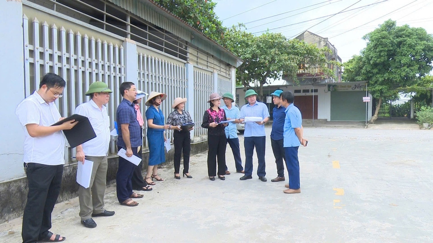 Thường trực HĐND thành phố khảo sát việc giải quyết ý kiến, kiến nghị của cử tri. Ảnh: N. Hạnh
