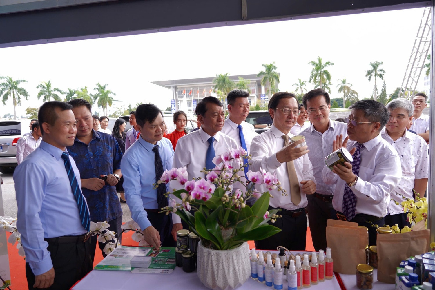 Bộ trưởng Bộ Khoa học và Công nghệ Huỳnh Thành Đạt tham quan gian hàng giới thiệu sản phẩm ứng dụng khoa học và công nghệ đem lại hiệu quả kinh tế cao. Ảnh: N.Hạnh