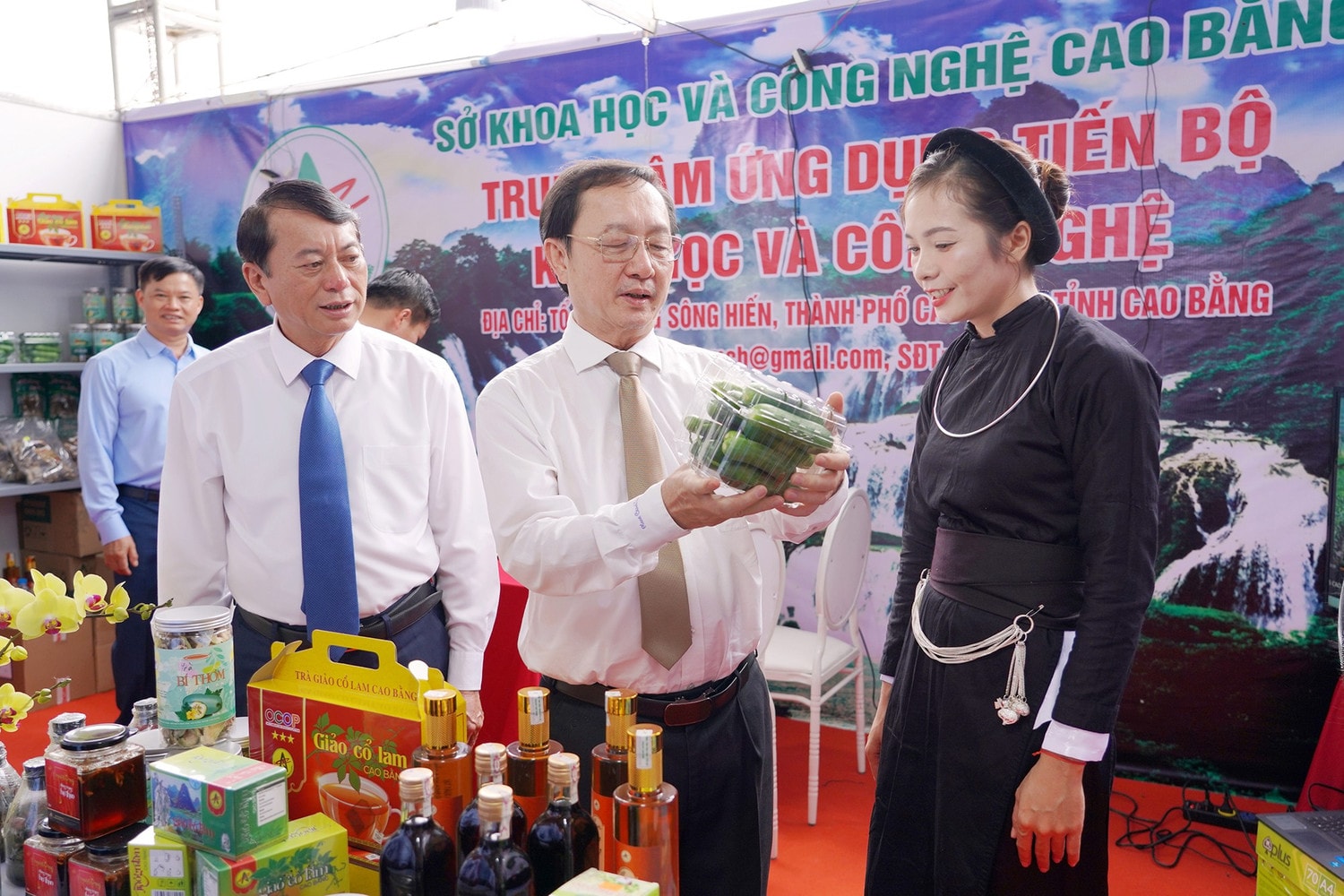 Bộ trưởng Bộ Khoa học và Công nghệ Huỳnh Thành Đạt thăm quan gian hàng giới thiệu sản phẩm ứng dụng khoa học và công nghệ đem lại hiệu quả kinh tế cao