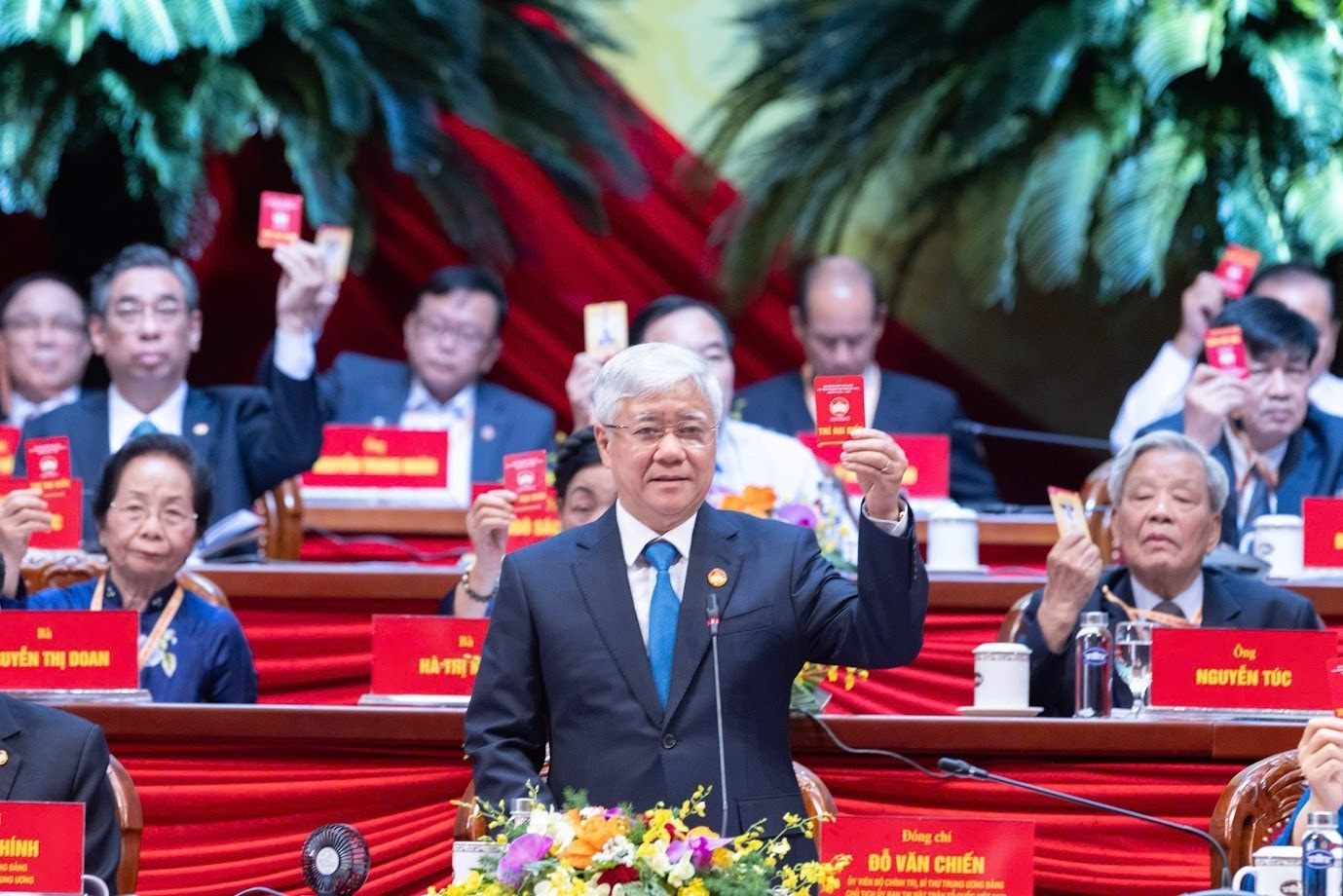 Chủ tịch Ủy ban Trung ương MTTQ Việt Nam Đỗ Văn Chiến và các đại biểu biểu quyết thông qua chương trình Đại hội. Ảnh: Quang Khánh