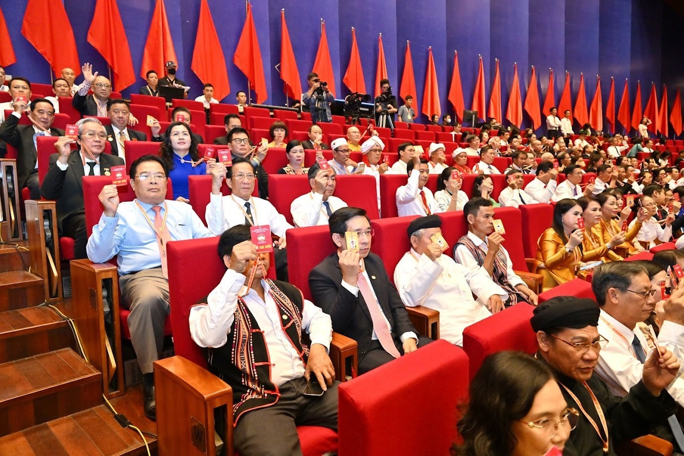 Các đại biểu biểu quyết thông qua chương trình Đại hội. Ảnh: Quang Khánh
