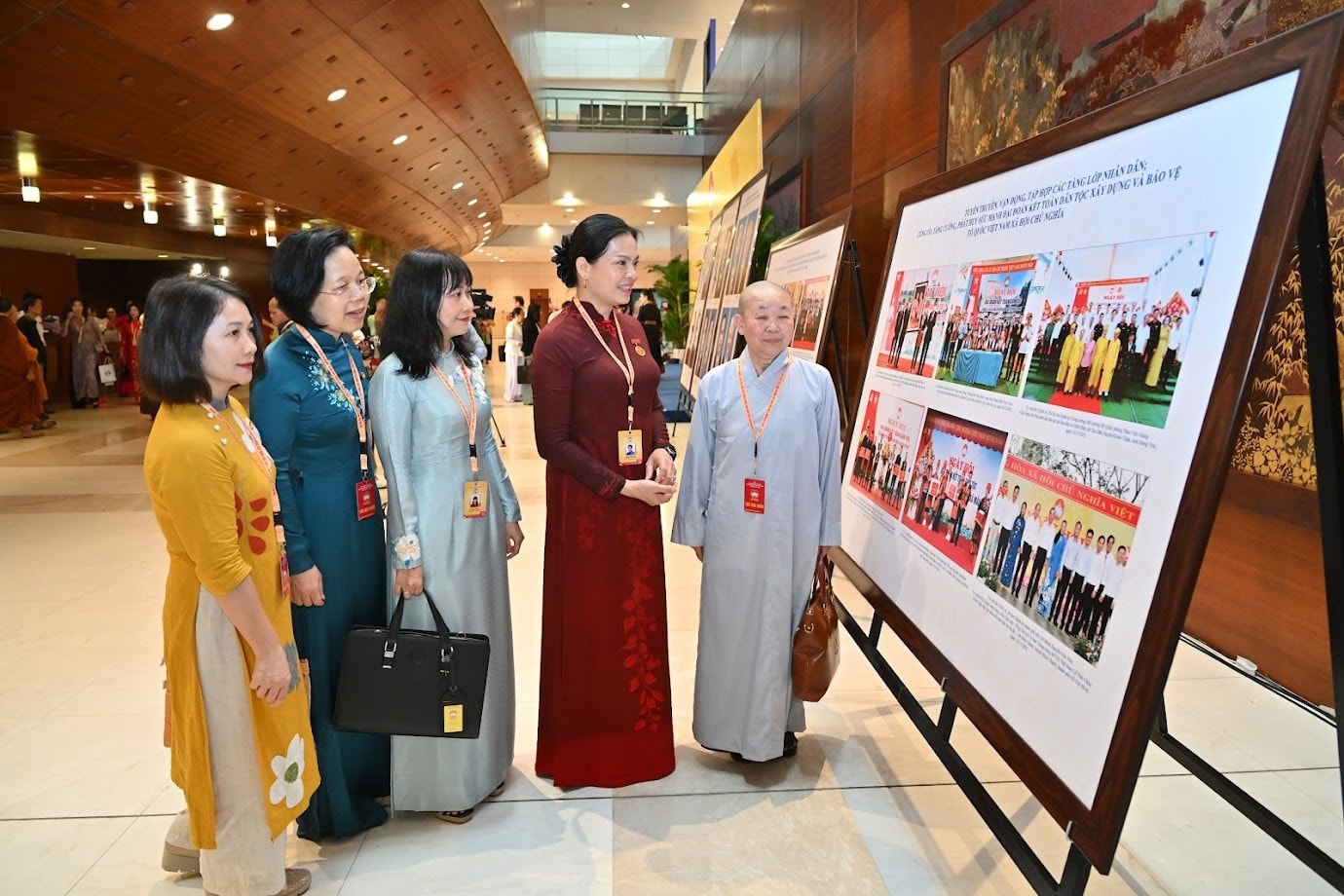 Các đại biểu tham quan khu vực triển lãm tranh