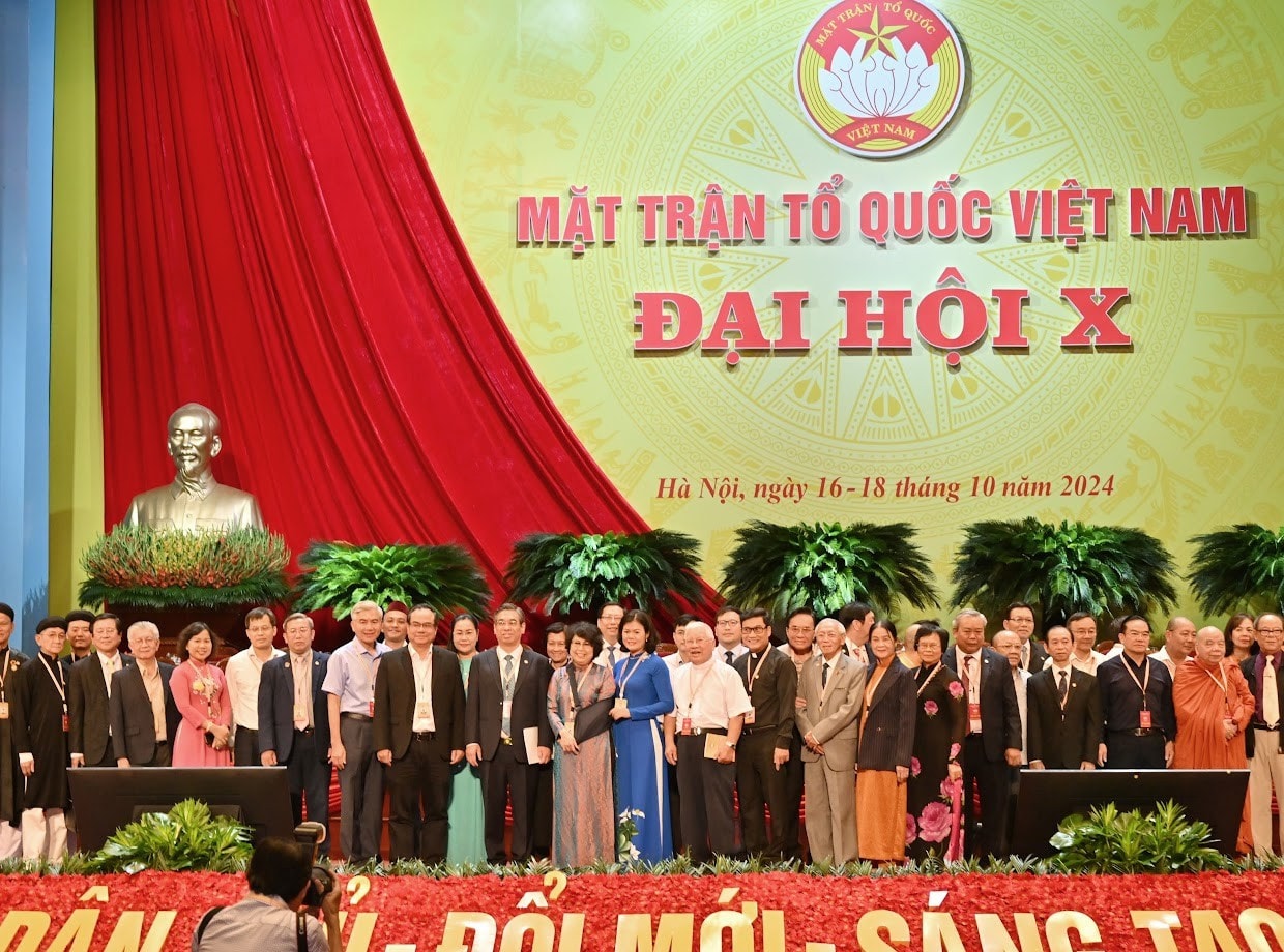 Các đại biểu chụp ảnh lưu niệm tại Đại hội. Ảnh: Quang Khánh