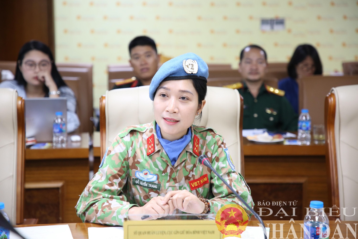 Đại úy Đỗ Huyền Trang, sỹ quan huấn luyện, Cục Gìn giữ hòa bình Việt Nam phát biểu tại tọa đàm. Ảnh: Duy Thông
