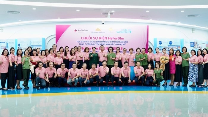 anh-5-vietnam-airlines-cam-ket-thuc-day-binh-dang-gioi-cung-chien-dich-heforshe-cua-un-women-3732-5855.jpg