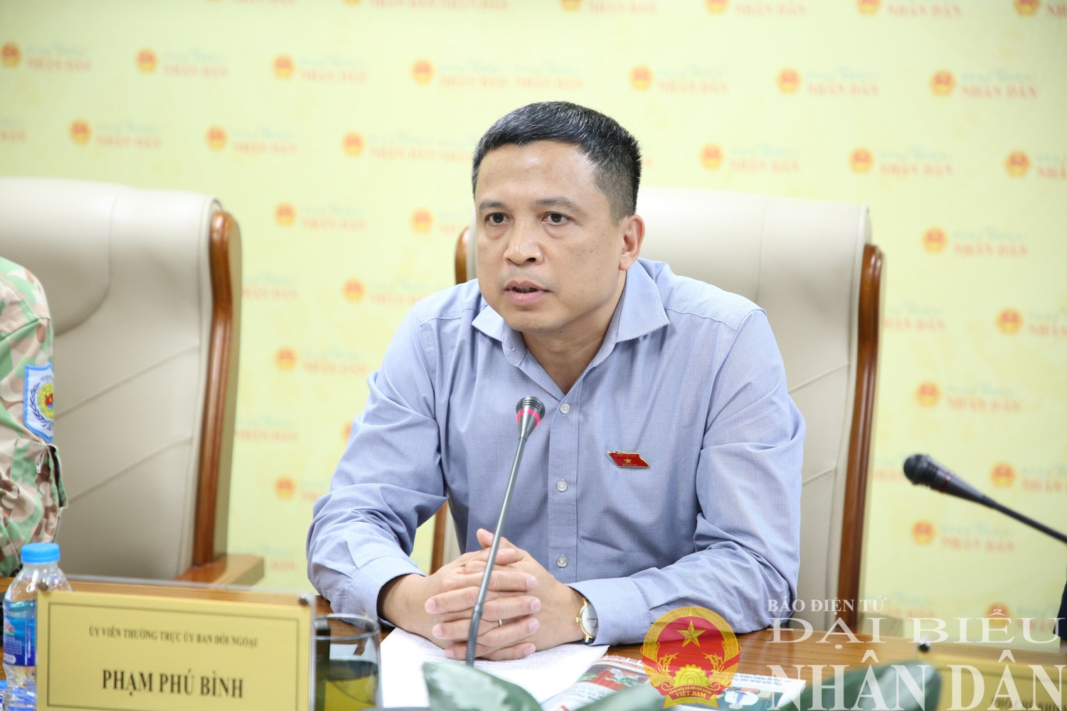 Ủy viên thường trực Ủy ban Đối ngoại Phạm Phú Bình phát biểu tại tọa đàm. Ảnh: Duy Thông