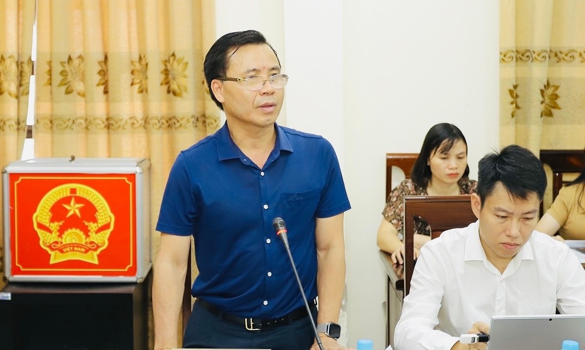 Giám đốc Sở TN và MT Lê Ngọc Huấn trao đổi một số nội dung đại biểu quan tâm