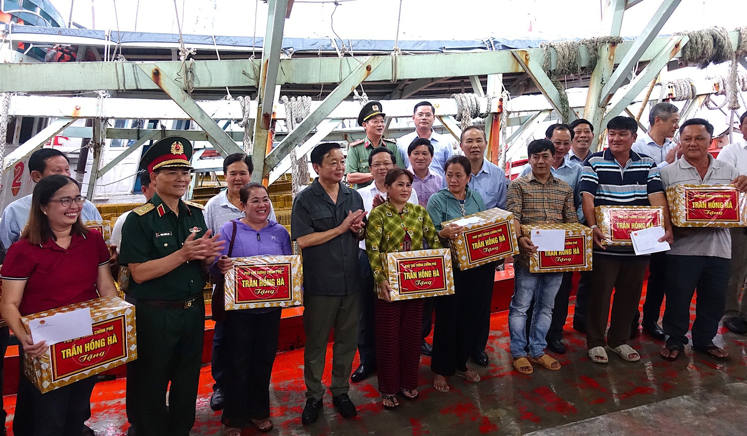 Phó Thủ tướng Trần Hồng Hà thăm hỏi, động viên các chủ tàu cá, bà con ngư dân tại Cảng cá Sông Đốc, tỉnh Cà Mau