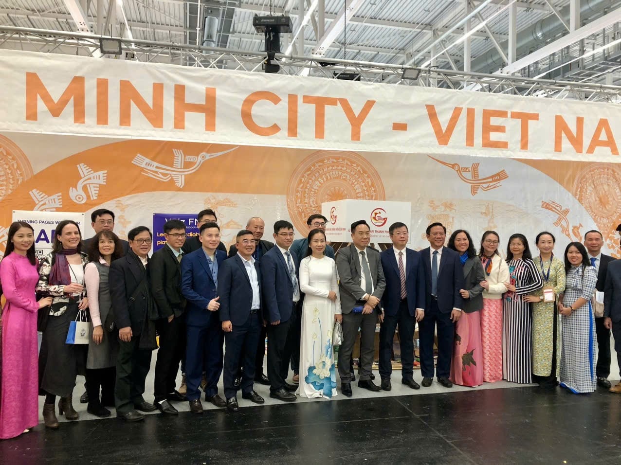 Việt Nam tham gia hội sách với một không gian trưng bày rộng hơn 100m², giới thiệu khoảng 1.000 đầu sách từ 23 nhà xuất bản và công ty sách trong nước