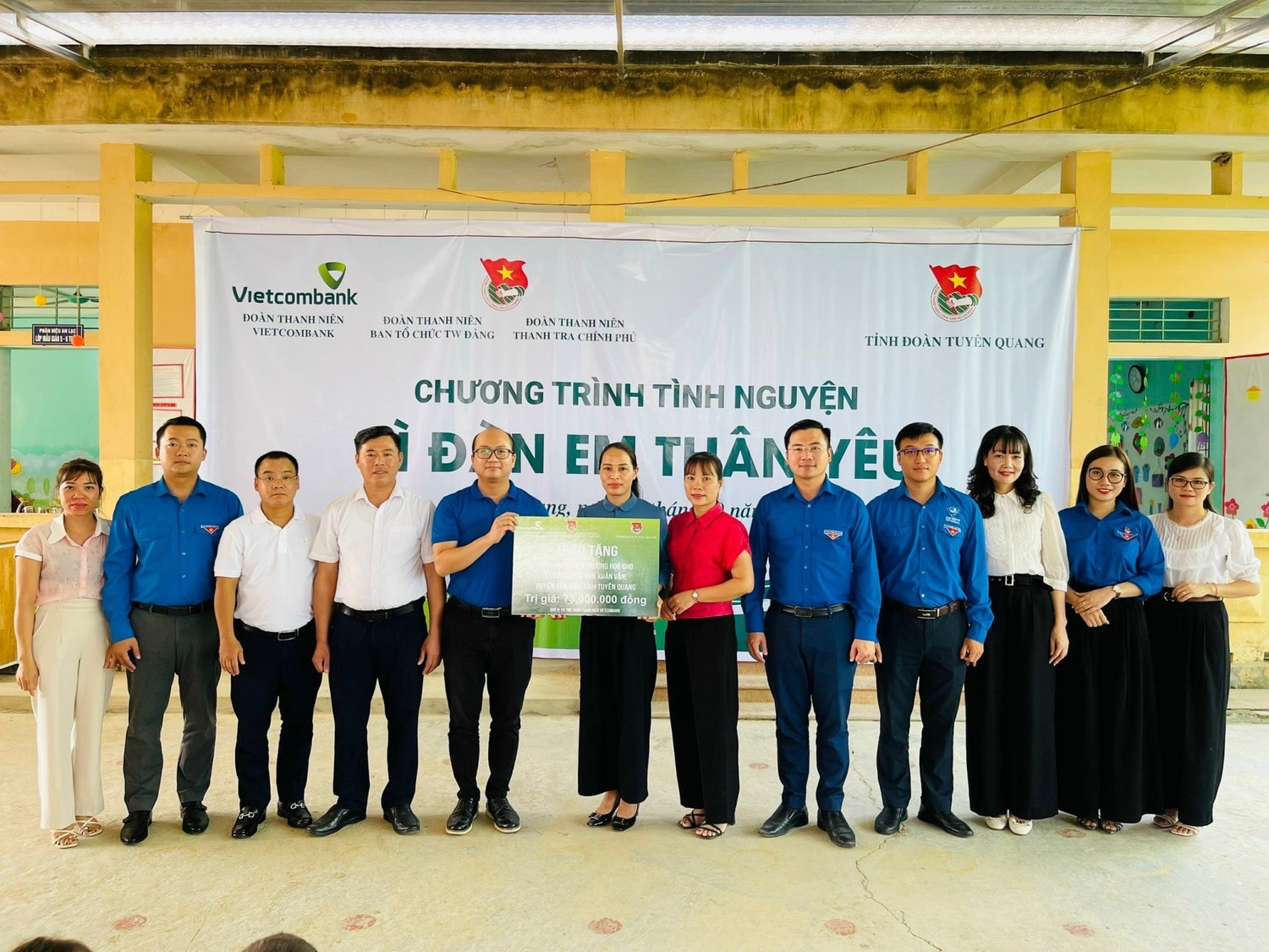Đại diện Đoàn Thanh niên Vietcombank trao tặng kinh phí tu sửa Trường Mầm non Xuân Vân, huyện Yên Sơn, tỉnh Tuyên Quang. Ảnh: Tú Linh