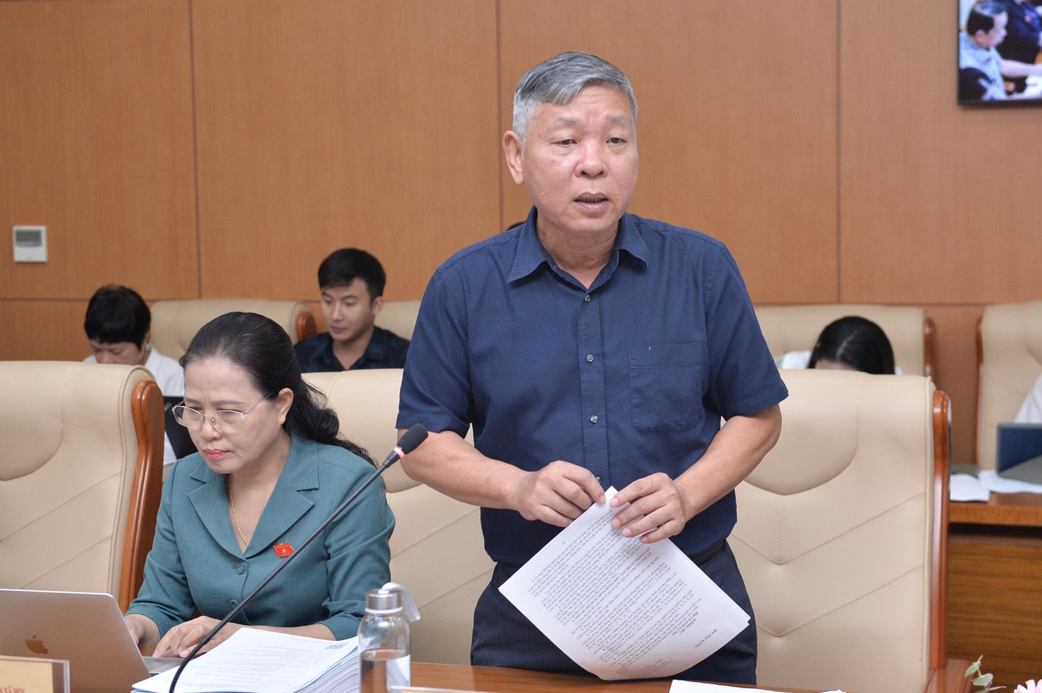 Phó Chủ nhiệm Ủy ban Xã hội Nguyễn Hoàng Mai phát biểu tại phiên họp