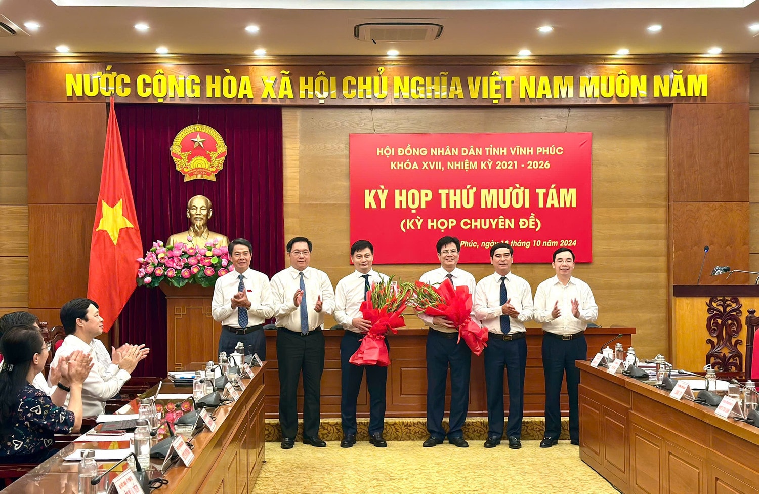 Thường trực Tỉnh ủy tặng hoa các đồng chí: Hà Quang Tiến và Nguyễn Trung Hải