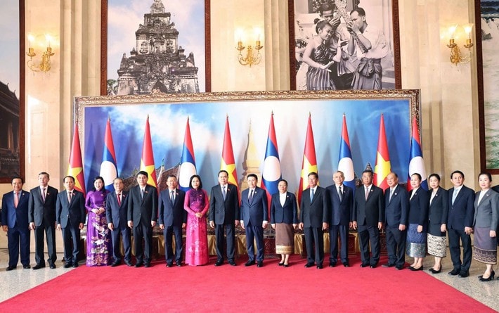 The NA leaders and delegations of Vietnam and Laos take photo. Photo: Thong Nhat tbt-ctn7-9152-1631-7138.jpg
