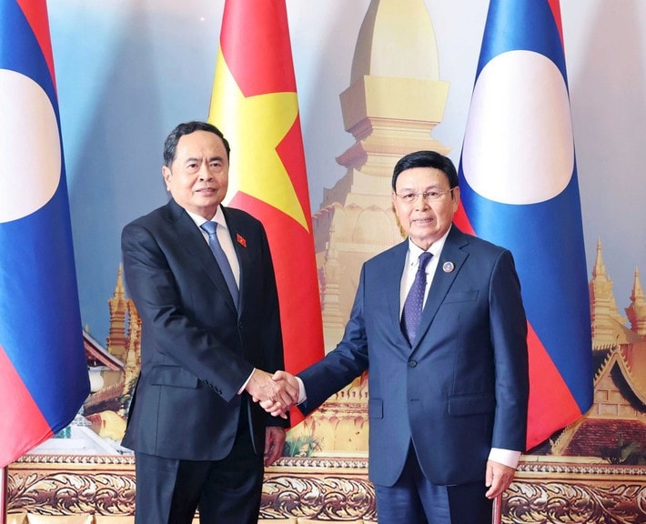 National Assembly Chairman Tran Thanh Man (L) meets his Lao counterpart Saysomphone Phomvihane in Vientiane on October 17. (Photo: Thong Nhat) hoi-dam01-9218-4469-3942.jpg