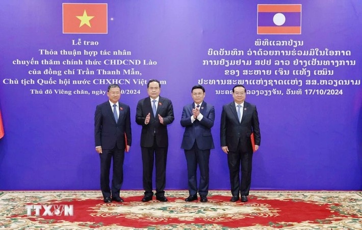 The NA leaders of Vietnam and Laos witness the handover of an agreement on the establishment of friendship cooperation ties between Hoi An city in Vietnam's Quang Nam province and Luang Prabang city in Luang Prabang province. (Photo: Thong Nhat) qh2-72-9742-4764.jpg