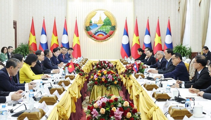 The meeting between Vietnamese NA Chairman Tran Thanh Man and Lao Prime Minister Sonexay Siphandone in Vientiane on October 17. Photo: VNA ui2-4787-3746-9565.jpg