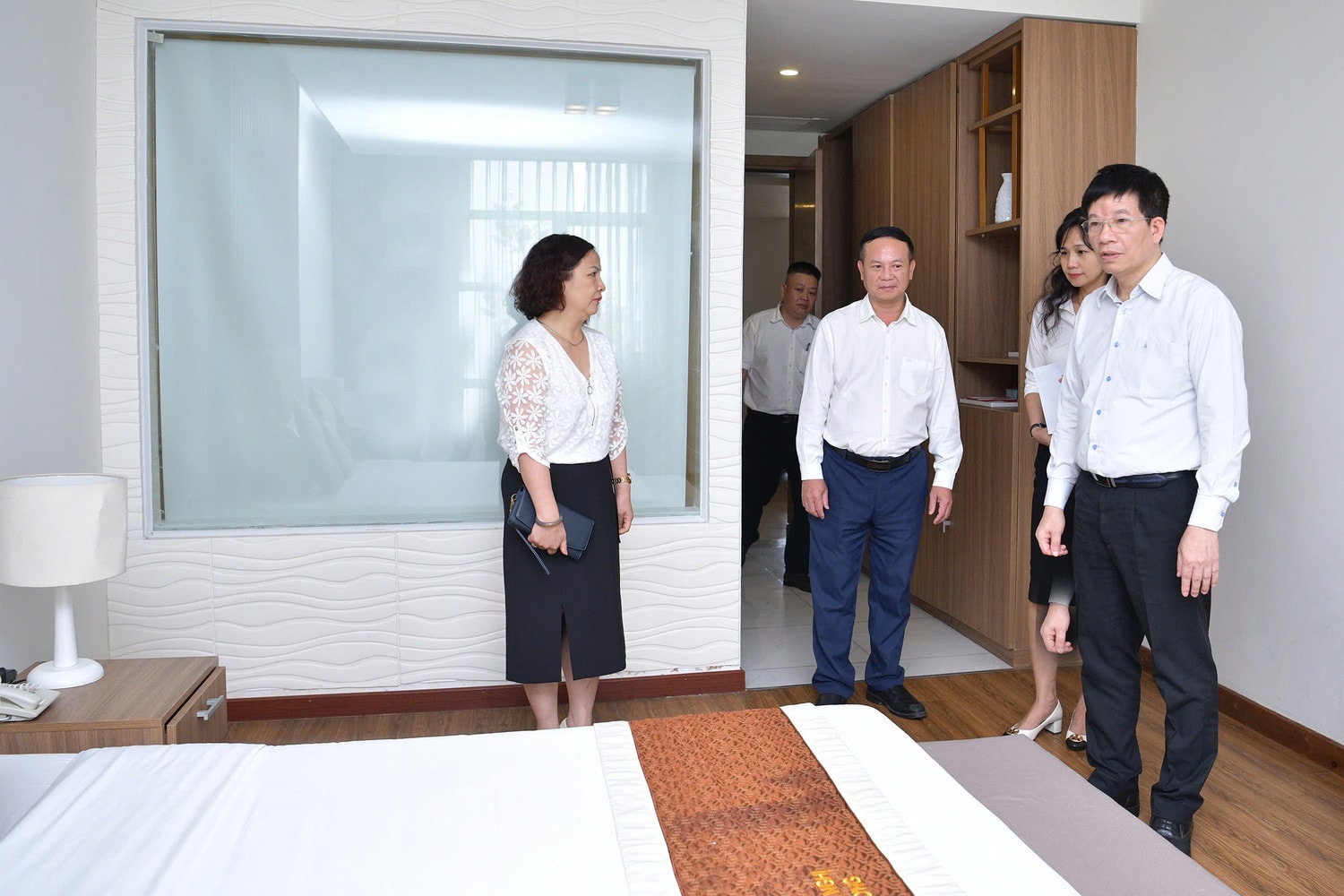 pho-chu-nhiem-vpqh-pham-dinh-toan-kiem-tra-cong-tac-phuc-vu-ky-hop-tai-nha-khach-37-hung-vuong-3-1-5219.jpg