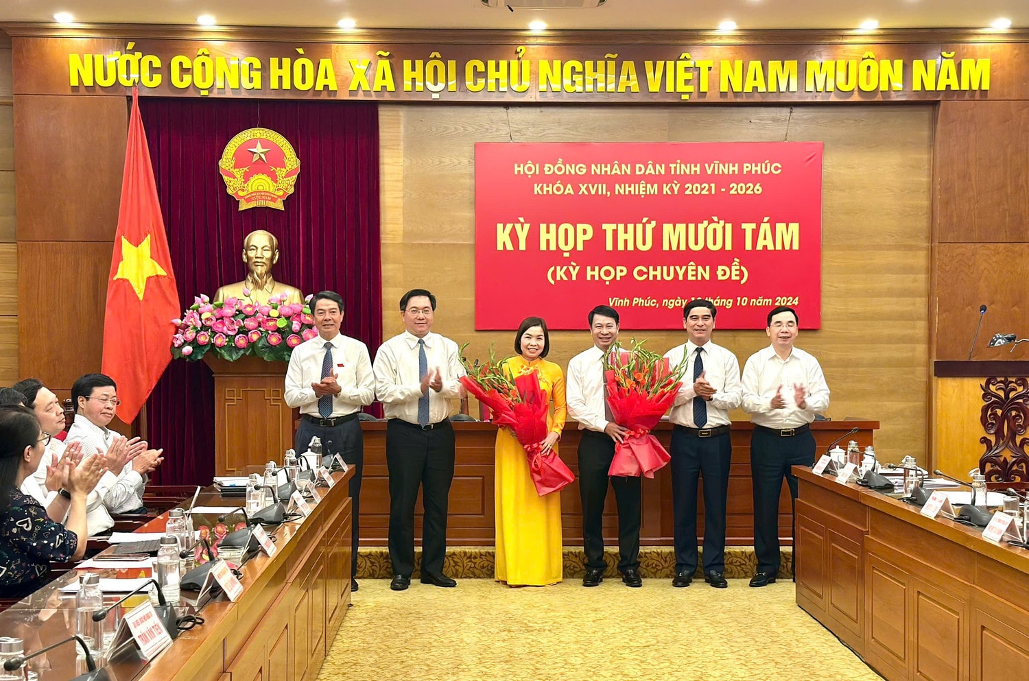 Thường trực Tỉnh ủy tặng hoa chúc mừng các đồng chí được bầu giữ chức Phó Chủ tịch UBND tỉnh Khóa XVII, nhiệm kỳ 2021 - 2026