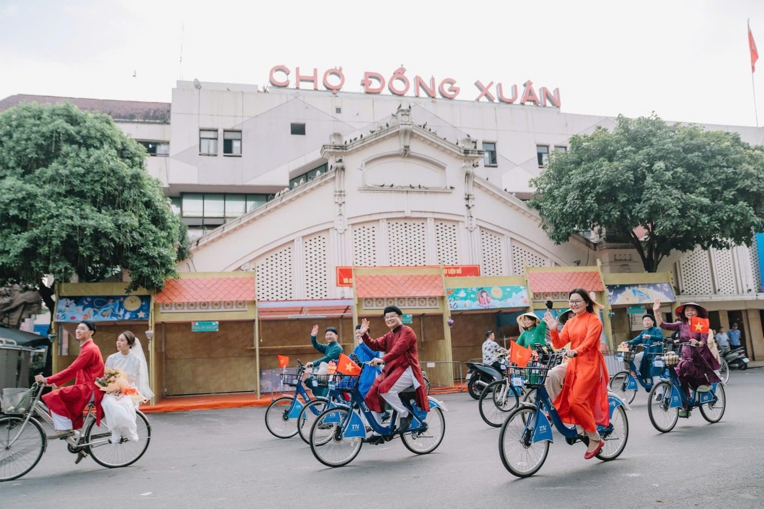 Hài hòa bảo tồn và sáng tạo để áo ngũ thân trở lại đời sống. Ảnh: Văn Thể Huế