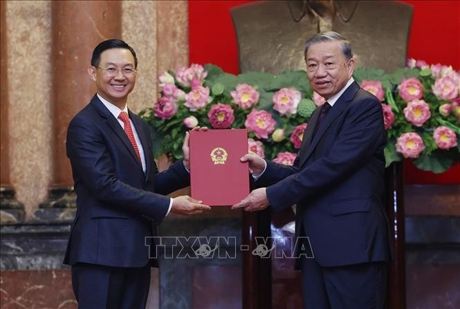 Tổng Bí thư, Chủ tịch nước Tô Lâm trao quyết định bổ nhiệm Đại sứ Việt Nam ở nước ngoài nhiệm kỳ 2024 – 2027 cho đồng chí Trần Phước Anh. Ảnh: Lâm Khánh/TTXVN