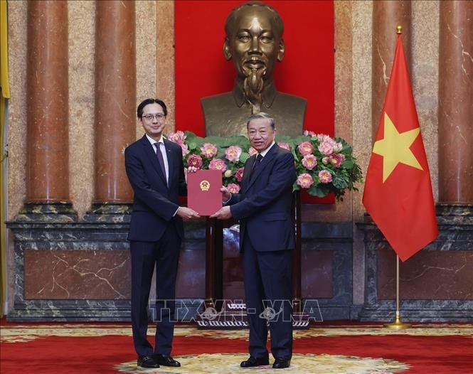 Tổng Bí thư, Chủ tịch nước Tô Lâm trao quyết định bổ nhiệm Đại sứ, Trưởng đại diện Việt Nam ở nước ngoài nhiệm kỳ 2024 – 2027 cho Thứ trưởng Bộ Ngoại giao Đỗ Hùng Việt. Ảnh: Lâm Khánh/TTXVN