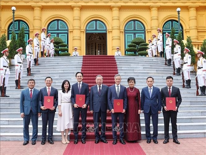 Tổng Bí thư, Chủ tịch nước Tô Lâm với các Đại sứ đặc mệnh toàn quyền, Trưởng đại diện Việt Nam ở nước ngoài nhiệm kỳ 2024 – 2027. Ảnh: Lâm Khánh/TTXVN