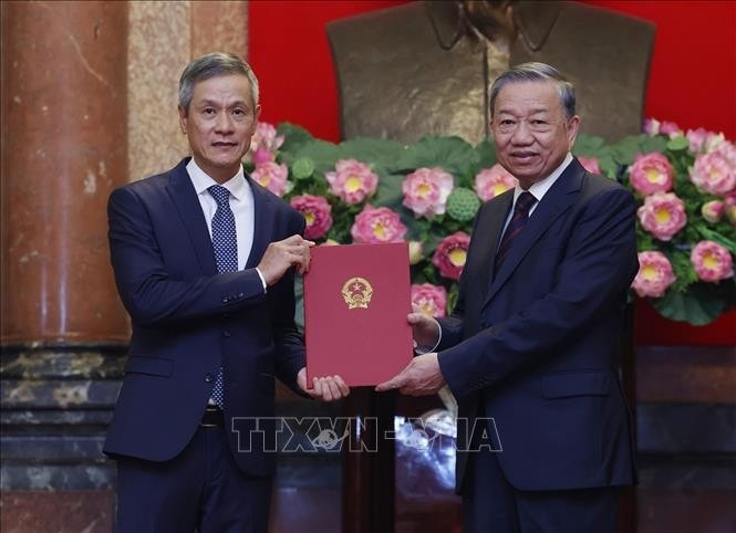 Tổng Bí thư, Chủ tịch nước Tô Lâm trao quyết định bổ nhiệm Đại sứ Việt Nam ở nước ngoài nhiệm kỳ 2024 – 2027 cho Trợ lý Bộ trưởng Bộ Ngoại giao Nguyễn Minh Vũ. Ảnh: Lâm Khánh/TTXVN