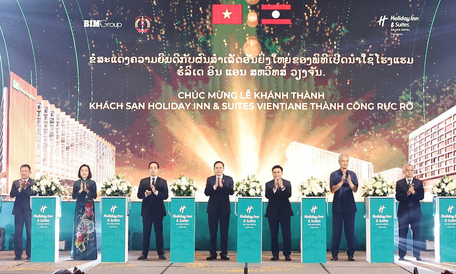 Chủ tịch Quốc hội Trần Thanh Mẫn, Chủ tịch Quốc hội Lào Saysomphone Phomvihane và các đại biểu thực hiện nghi thức khánh thành khách sạn Holiday Inn & Suites Vientiane Ảnh: Thống Nhất