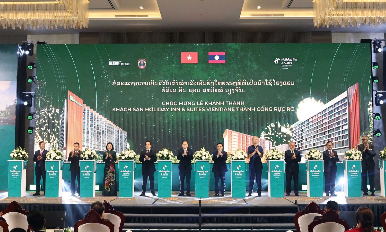 Chủ tịch Quốc hội Trần Thanh Mẫn, Chủ tịch Quốc hội Lào Saysomphone Phomvihane và các đại biểu thực hiện nghi thức khánh thành khách sạn Holiday Inn & Suites Vientiane Ảnh: Thống Nhất