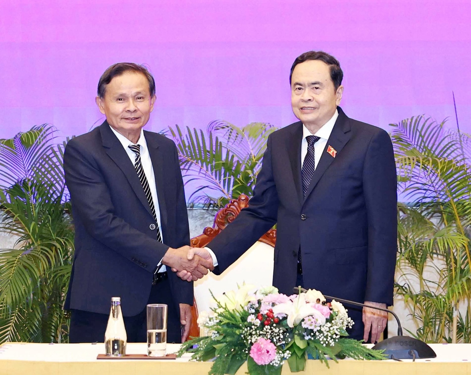 Chủ tịch Quốc hội Trần Thanh Mẫn với Phó Chủ tịch Trung ương Mặt trận Lào xây dựng đất nước Chanphenh Soutthivong. Ảnh: Thống Nhất