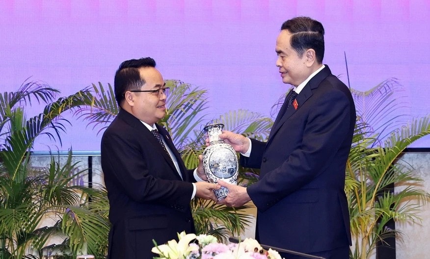 Chủ tịch Quốc hội Trần Thanh Mẫn trao quà lưu niệm tặng Chủ tịch Kiểm toán Nhà nước Lào Viengthavisone Thephachanh. Ảnh: Thống Nhất/TTXVN