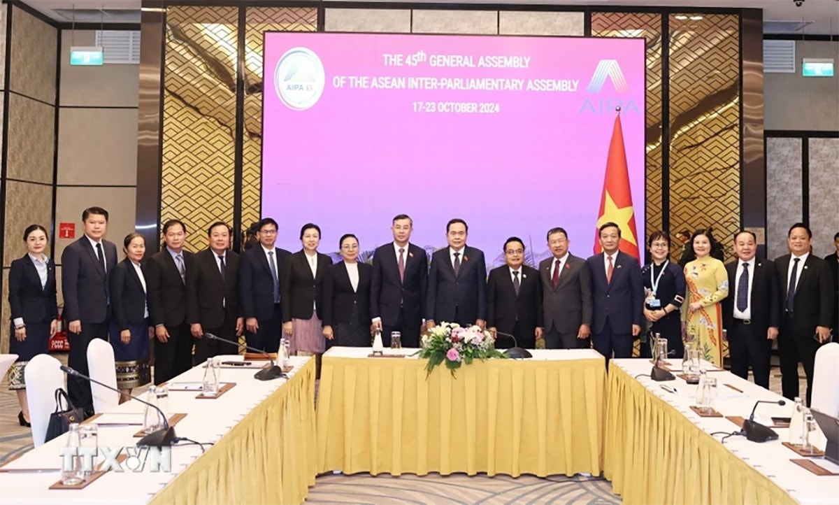 Chủ tịch Quốc hội Trần Thanh Mẫn và Chủ tịch Kiểm toán Nhà nước Lào Viengthavisone Thephachanh cùng các đại biểu chụp ảnh lưu niệm. Ảnh: Thống Nhất/TTXVN
