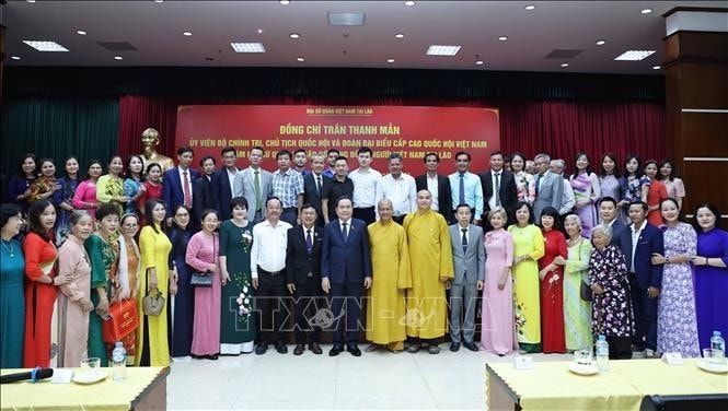 National Assembly Chairman Tran Thanh Man (twelfth from left, front row) meets with the Vietnamese Embassy's staff and representatives of the Vietnamese community in Laos on October 18. (Photo: Thong Nhat) img-1724-6354.jpeg