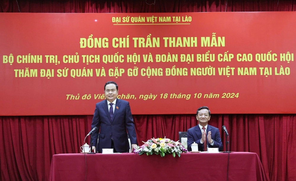 National Assembly Chairman Tran Thanh Man meets with the Vietnamese Embassy's staff and representatives of the Vietnamese community in Laos on October 18. (Photo: Thong Nhat) img-1722-3546.jpeg