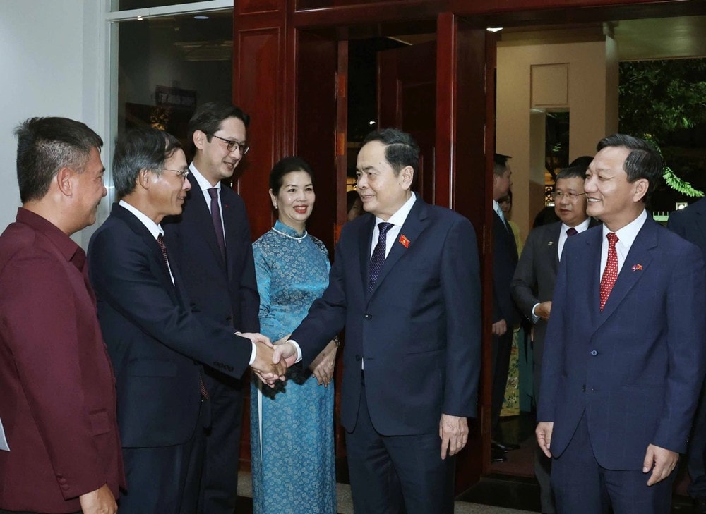 National Assembly Chairman Tran Thanh Man (twelfth from left, front row) meets with the Vietnamese Embassy's staff and representatives of the Vietnamese community in Laos on October 18. (Photo: Thong Nhat) img-1723-4395.jpeg